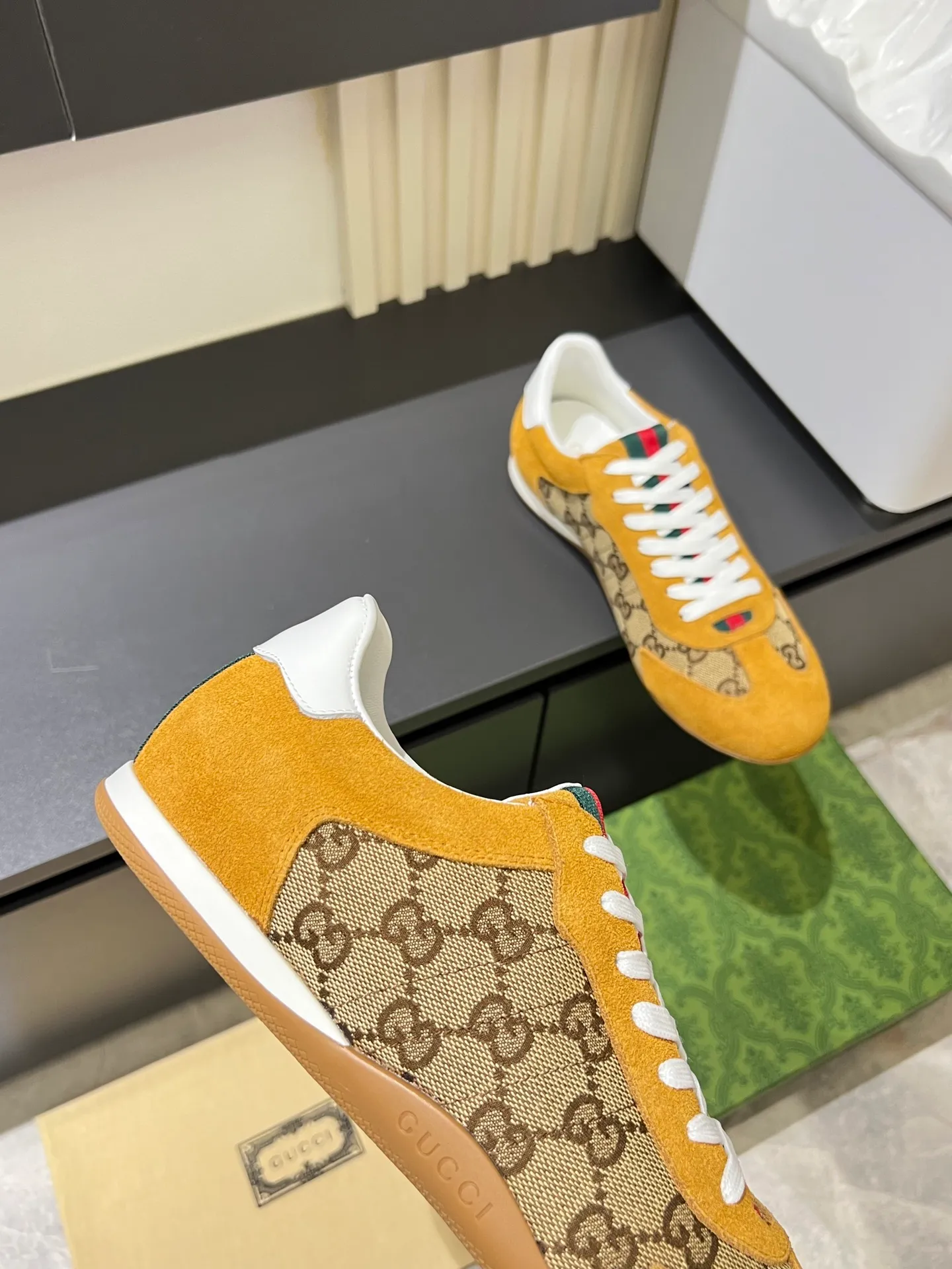 Men's shoes 💰p400 Gucci Shift series sports shoes, featuring lightweight thin sole design, suede + canvas + technical fabric splicing, perfect texture! The tongue and heel have red and green webbing, which is highly recognizable✨. The classic brown + off-white color scheme is retro and modern. The shell-toe shoe shape makes the feet smaller. It is perfect for daily wear or skirts and trousers. The upper fabric + elastic heel is easy to put on and take off, and the wrapping feeling is comfortable. It can be used for commuting and leisure. It has become one of Demna Gvasalia’s hottest items after taking over🔥. size: 38-45!